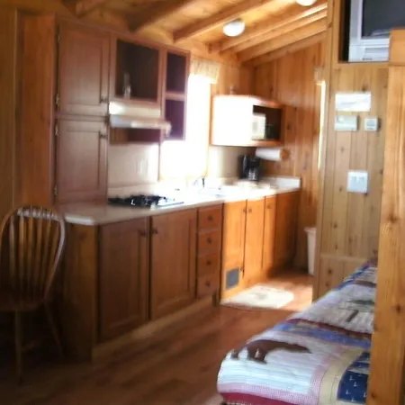 Bend-Sunriver Camping Resort Studio Cabin 6-3